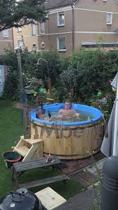 Michaela Kapries Bergkamen Deutschland Whirlpool Hinterhof Gartenbadewanne Badebottich