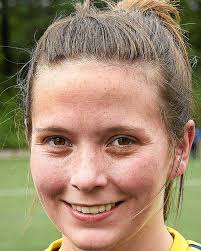 LEA ROLAND, SPIELFÜHRERIN DES DAMENFUSSBALL-LANDESLIGISTEN SV OESBERN. Von  DIETMAR REKER 1.Einen Konter verwandeln oder einen Elfmeter? Konter, weil  ich sehr schlecht bei Elfmetern bin. Unsere souveräneren Schützen haben  letzte Saison auch ein