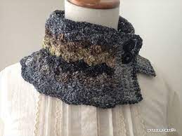 野呂糸で編むネックウォーマー 完成しました ボタンを前にしてもいいですが ちょっと横にずらすと 肩ぐちにしっかりと馴染みます 特に意識して編まなかったけど 段ごとに色がそろってボーダーっぽくなりました 最初7号で編んで ネックウォーマー 編み 図