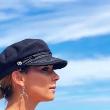 Hello what kind of food does your African gray like to eat. I have tried so  many different kinds of food and she stops eating it and starts throwing it  out of