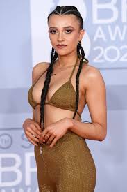 Poco a poco, el niño se anima con su abuela comprándole un ratón mascota al que llama daisy. Daisy Maskell At Brit Awards 2020 In London 02 18 2020 Hawtcelebs