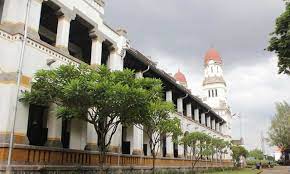 Sebagai gedung bekas penjara yang memakan banyak korban jiwa, tak heran jika lawang sewu dikenal sebagai tempat yang angker di. Lawang Sewu Saksi Bisu Sejarah Perkeretaapian Di Indonesia Highlight Id