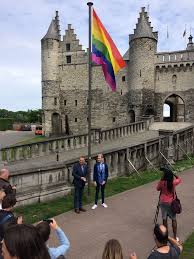 Regenboogvlaggen werden en worden door de eeuwen heen gebruikt door zeer uiteenlopende. Antwerpen Hijst Holebi Vlag Maar Geen Regenboogshirt Voor Brabo De Morgen