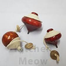 Gasing adalah mainan yang bisa berputar pada poros dan berkesetimbangan pada suatu titik. Gasing Melayu Larik Gasing Kayu Serdang Traditional Pear Premium Traditional Wooden Gasing Shopee Malaysia