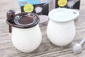かわいくて機能的 100円ショップ ダイソーで見つけた塩 砂糖をサラサラに保つ調味料入れ サラサラお塩の素焼きポット サラサラ砂糖の素焼きポット をご紹介します 100均 調味料 調味料入れ 100均 砂糖