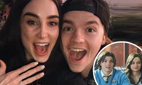 Джоэл кортни родился 31 января 1996 года в монтерее, калифорния. Kissing Booth Star Joel Courtney Weds Mia Scholink In Arizona Daily Mail Online