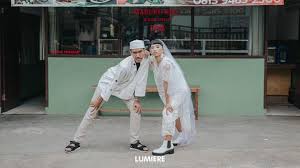 Lihat koleksi terbaru kami pengantin pria gambar png dengan latar transparan, yang boleh anda gunakan secara langsung di poster, reka bentuk risalah selain gambar format png, anda juga dapat menemui vektor pengantin pria fail psd dan gambar latar hd. Di Balik Pernikahan Santai Yang Viral Pakai Kaus Lama Di Lemari Hingga Jahit Gaun Pengantin Sendiri Lifestyle Liputan6 Com
