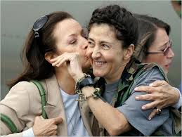 Ingrid betancourt expresa esperanza y reservas el presidente juan manuel santos dice que el anuncio no es suficiente cifras de la ong país libre aseguran que aún hay unas 415 personas secuestradas, 10 de ellas militares y. Hostages Freed In Colombia Return Home The New York Times