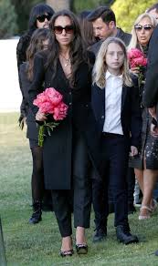 Chris cornell's children, toni and christopher nicholas cornell, have been receiving death threats from unstable individuals according to the family's lawyer. Familia De Chris Cornell Entra Em Acordo Judicial Com Medico Sobre A Morte De Roqueiro Monet Musica