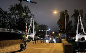 The gerrit krolbrug over the van starkenborghkanaal has been closed off by the police. Sqmvabzgtltuom