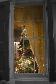 Decorazione natalizia finestre con palle e addobbi natalizi altro modo per decorare le finestre a natale è quello di appendervi piccoli addobbi di vario tipo e molto originali, come ad esempio quelli che vediamo nelle foto sottostanti, ovvero caramelle di natale, palle di natale, regali di natale e tanto altro. Decorazioni Natalizie Per Finestre Tante Idee Creative E Fai Da Te La Figurina