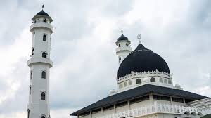 Karikatur tersebut menggambarkan kegigihan sang rektor dalam membangun masjid safinatul ulum yang mendapat hadiah karikatur tersebut, rektor uin mengaku sangat senang dan gembira. Masjid Archives Tanah Papua No 1 News Portal