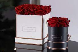 Elégante et charmeuse … formes et couleurs sont respectées suivant l'arrivage des fleurs. The Rose Gold Collection Fleurs De Paris