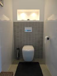 Fliesen Halbhoch In Der Geputzten Wand Kleine Facher Wohnzimmerideen Schlafzimmerinspirationen Schlafzi In 2020 Modern Toilet Recessed Shelves Small Toilet