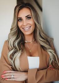 Lora Whitehead's Instagram, Twitter & Facebook