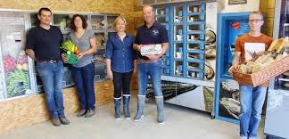 Grandcamp Maisy Dans Cette Commune Du Calvados Des Distributeurs D Huitres De Moules Et De Pain