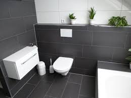 Modernes Bad Mit Groem Waschtisch Und Badewanne Minibagno Bder Innen Badezimmer Boden Dunkel Badezimmer Boden Bad Fliesen Ideen Bad Fliesen Badezimmer Fliesen