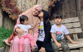 Stuart collin menuding dipersulit risty tagor menemui putranya. Sembunyikan Suami Ketiga Risty Tagor Pamer Foto Putri Imut Naik Kuda Sendiri Bikin Gemes