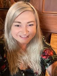 Julie Abner's Instagram, Twitter & Facebook