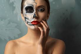 Et la toile d'araignée, c'est vraiment facile : Maquillage Halloween 5 Idees De Make Up Facile Le Comptoir Du Visage