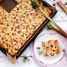 Tortenränder kann man mit diesem trick schön garnieren: Amandine Der Beste Rhabarberkuchen Hat Leckere Streusel Facebook