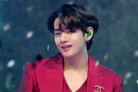 Hairstyle is one of the primary things someone notices when looking at other people. Kim Taehyung Bias Wrecking All Bias Wreckers Again In Bts Dynamite At The 2020 Mnet Asian Music Awards Mama Swahili Seven