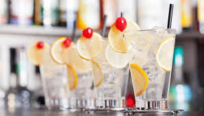 45 ml gin 30 ml fresh lemon juice 15 ml simple syrup 60 ml soda water. Tom Collins Cocktail Rezept Zubereitung Gintlemen Com
