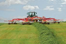 Mit dem ts 12555 pro bietet fella einen vierkreisler mit mittenablage ohne viel schnickschnack an. Agrolohn 4 Kreiselschwader Agrolohn