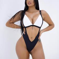 Sudahlah dew, kan ada handuk besar tuh, pake aja atau disitu kan ada baju mandi, kan bisa dewi pake, jawab gw. Model Pakaian Renang Wanita