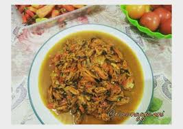 1 kg kerang hijau 3 cm jahe haluskan 2 siung bwg putih haluskan 2 lembar daun salam 2 lembar daun jeruk 1 sdt garam air secukupnya untuk merebus bumbu halus : Resep Kerang Hijau Kupas Oleh Ria Anggraeni Cookpad