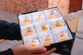 Nasi putih yang pulen ditemani dengan telur pedas, orek tempe, kentang balado, perkedel, juga dilengkapi dengan jagoan di nasi padang nih, yaitu rendang, daun singkong, dan tentunya sambal cabe ijo! 10 Makanan Khas Madiun Yang Enak Dan Bikin Ketagihan