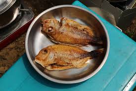 牛肉有熟成 火腿有熟成 你知道連魚肉都有熟成法嗎 不是泡藥水讓魚肉變q變腫 而是回歸到老人家的醃魚法 讓魚肉變油潤變肥嫩 好像活過來似的 魚達人李嘉亮跟主持人王瑞瑤一邊聊年菜亂亂煮 一邊傳授魚肉的回春大法 圖說 李嘉亮除了是魚達人 還是露營 登山 溯