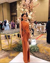 Tidak hanya soal modelnya yang bervariasi, perkembangan fashion juga harus diikuti dengan kreativitas dalam bermain motif. 12 Ide Gaun Satin Polosan Untuk Bridesmaid Tak Perlu Kain Tambahan Hemat Waktu Dan Uang