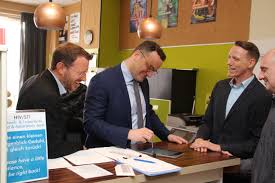 Aus dem mann wird noch einmal was. Jeder Mann Der Bei Mann O Meter Abgewiesen Wird Ist Einer Zu Viel Jens Spahn Zu Gast In Tempelhof Schoneberg Bei Berlins Schwulem Checkpoint Dr Jan Marco Luczak