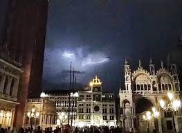 L'acqua resta in piazza in città ma si sta ritirando il lago di como sta lentamente rientrando nel suo alveo: Agibsgxl9udwwm