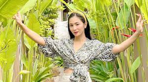 Bunga zainal mengunggal swafoto bersama sang suami. Terkapar Lemas Sampai Harus Dilarikan Ke Rumah Sakit Bunga Zainal Puji Tuhan Aku Bukan Covid 19 Herstory