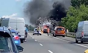A forgalmat csúcsidőszakon kívüli napi munkavégzésekkel ütemezve korlátozzák. Video Robbanas Oriasi Fusttel Kieges Az M7 Esen Egy Auto Vegso Pusztulasa Testkozelbol Bp I Autosok Kozossege