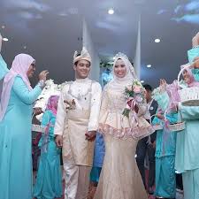 Yelah, kata orang inilah saja memori yang ada untuk kita tatap di hari tanya pendapat mereka, sesuai or tak warna2 pelamin yang ko impikan…nanti dah dapat gambar, baru nak menyesal. 19 Gambar Sekitar Majlis Resepsi Hafidz Roshdi Dan Isteri Berita Memey