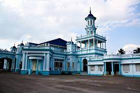 Syuruk adalah waktu matahari terbit, waktu ketika the time matahari mulai kelihatan di atas horizon. Masjid Jamek Sultan Ibrahim Wikipedia Bahasa Melayu Ensiklopedia Bebas