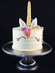 Einhorn Motivtorte 3d Torte Einhorn Gefullt Mit Knallbunten In Regenbogenfarben Gehaltenen Kuchenschichten Motivtorte Kuchenschichten Dessert Ideen