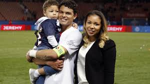 Je suis reconnaissant qu'il soit stable et vivant. Buzz Psg Insolite Quand Thiago Silva Revient Sur Le Selfie De Sa Femme Avec Cristiano Ronaldo