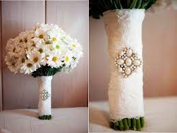 A wedding centerpiece can truly make a table setting. Inexpensive Wedding Flowers Can Transform Wedding Day To An Awe Inspiring One With A Inexpensive Wedding Flowers Daisy Bouquet Wedding Simple Wedding Bouquets