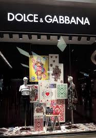 Dolce Gabbana Get Our Abstract Mannequins For 40 Off Today And Achieve This Humorous Win Store Window Displays Fashion Window Display Window Display Design