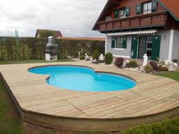 Terrassenboden Aus Kesseldruckimpragniertem Holz Glatt Gehobelt Als Einfassung Fur Einen Pool Poolumrandung Holz Terrassenboden Holz Pool Umrandung