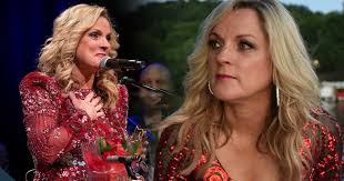 Miranda Lambert Is Mourning The Death of Her Guitarist Who Stayed By Her  Side Through Decades