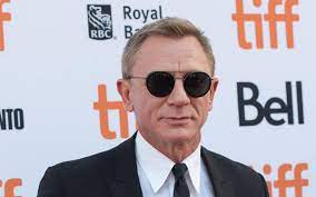 Daniel craig's time as james bond was peppered with explosive action, but the trailer for a new documentary chronicling his evolution into . Emotionaler Abschied Daniel Craig Geht In Den Bond Ruhestand