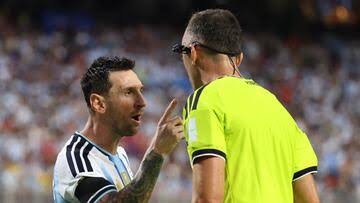 Lionel Messi al árbitro central del Argentina vs Suiza: “No faltes al  respeto, a mí háblame bien” - AS.com