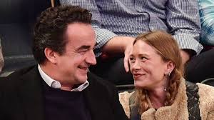 Let's take a closer look. Mary Kate Olsen Gives Rare Glimpse Into Surprisingly Normal Life With Husband Olivier Sarkozy Read More 9celebrity