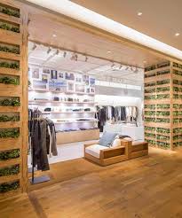 Il peut comporter une capuche, le col est large et les poches situées sur les hanches comportent généralement un rabat. David Guarino Designs Caban Hayama Kyoto Bal Retail Shop For Tomorrowland