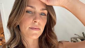 Rose Simard ira découvrir 8 distilleries locales dans sa nouvelle web série  Ici Comme Nulle Part Ailleurs